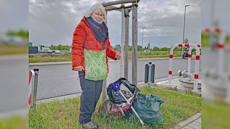 SWR1 Dreck-weg-Woche in Ubstadt-Weiher: SWR1 Hörerin Margret und Moderator Ingo Lege auf Müll-Sammel-Tour: Ausbeute nach lediglich mal 30 (!) Minuten Sammelzeit: ein gefüllter 60 Liter Müllsack!