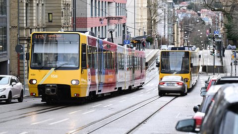 Zwei Stadtbahnen fahren in Stuttgart am Eugensplatz vorbei. (Foto: dpa Bildfunk, picture alliance/dpa | Bernd Weißbrod)