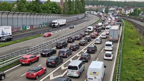 Viele Autos stehen in eine Richtung auf einer Bundesstraße bei Stuttgart im Stau. (Foto: Andreas Rosar Fotoagentur Stuttgart)