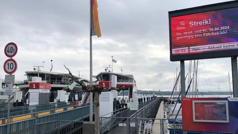 Am Steg in Konstanz findet aufgrund des Streiks im Nahverkehr kein Fährbetrieb statt. Ein Schild weist darauf hin.