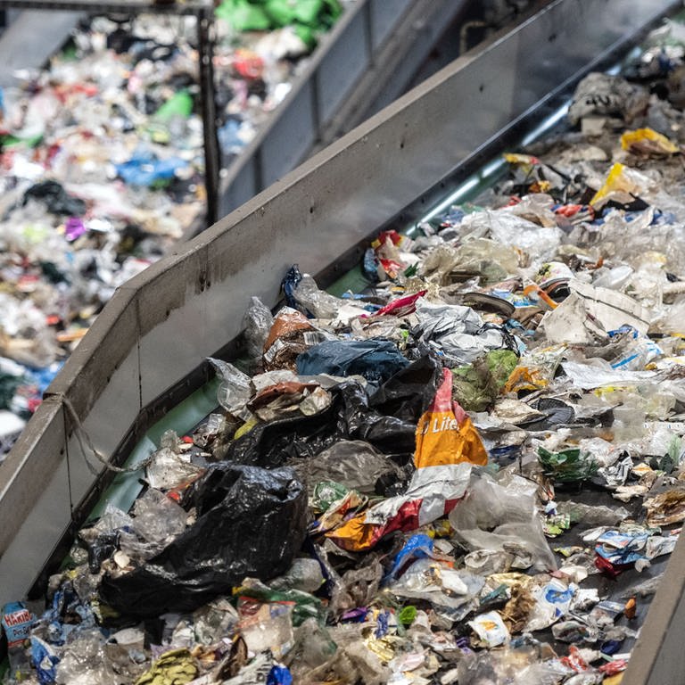 Unsortierter Müll überwiegend aus dem sogenannten «Gelben Säcken» läuft in der Sortieranlage für Leichtverpackungen eines Umweltdienstleistungsunternehmens über verschiedene Förderbänder. (Foto: dpa Bildfunk, picture alliance/dpa | Bernd Thissen)