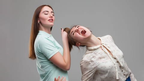 Zwei Frauen streiten sich (Foto: IMAGO, IMAGO Bildnummer: 0102136538)