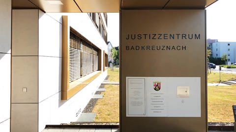 Schild am Justizzentrum Bad Kreuznach: Prozess in Bad Kreuznach: Paketzusteller sollen Mädchen vergewaltigt haben (Foto: SWR)