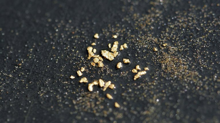 kleine Goldstückchen auf einem Tisch (Foto: picture-alliance / Reportdienste, picture-alliance/ dpa | Lehtikuva Kaisa Siren)