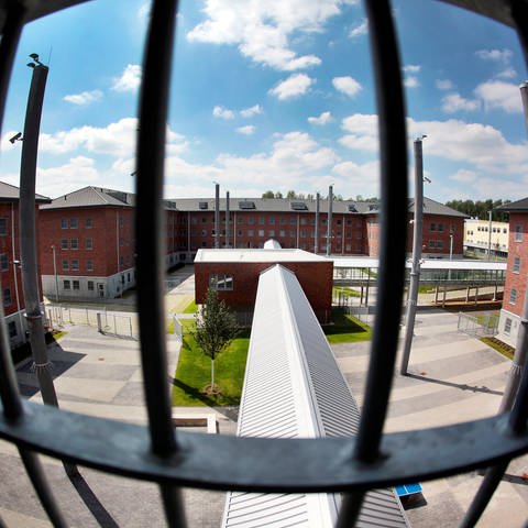 Blick aus einer Zelle in der Justizvollzugsanstalt Wuppertal-Ronsdorf (Foto: dpa Bildfunk, Oliver Berg dpa/lnw)