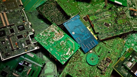 Technikschrott wie z.B. elektronische Leiterplatten enthalten wertvolle Metalle, wie Gold und Kuper, die recycelt werden können. (Foto: IMAGO, IMAGO / Shotshop)
