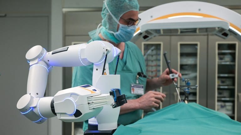 Roboter assistiert bei Operation (Foto: picture-alliance / Reportdienste, picture alliance/dpa | Heiko Rebsch)